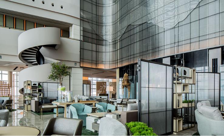  森源家具產品行銷網絡遍及五大洲30多個國家及地區，已為全球2200余家酒店提供產品及服務。長期為瑞吉、洲際、四季、W、麗思卡爾頓、凱悅、柏悅、艾美、康萊德、萬豪、香格里拉、希爾頓、萬麗、喜來登、威斯汀、溫德姆、半島、永利、悅榕莊、安納塔拉、凱賓斯基、千禧等國際酒店及國內所有知名地產如綠城、保利、恒大、合景泰富、華潤、僑鑫、萬達、富力、星河灣等提供定制家具及配飾。，并成為千萬家五星級酒店家具供應商，獲得中國酒店家具十大品牌稱號。 酒店家具，中國十大酒店家具品牌相關標簽：酒店家具 酒店家具廠家 m.dilezc.com